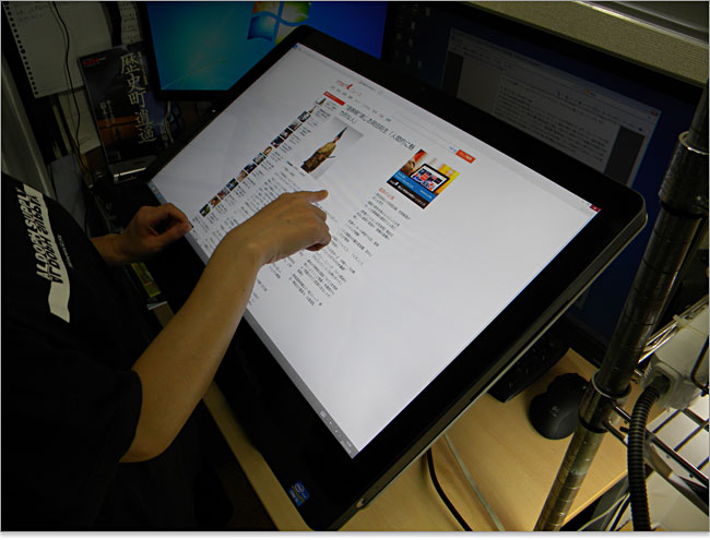 うさぎのみーみーがXPS One 27をタッチ